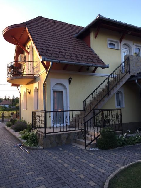 Balatonlelle: Schönes Appartementhaus , nah am See, Klima, W-Lan! 8 Personen - Urlaub am Balaton in Ungarn mit Pool
