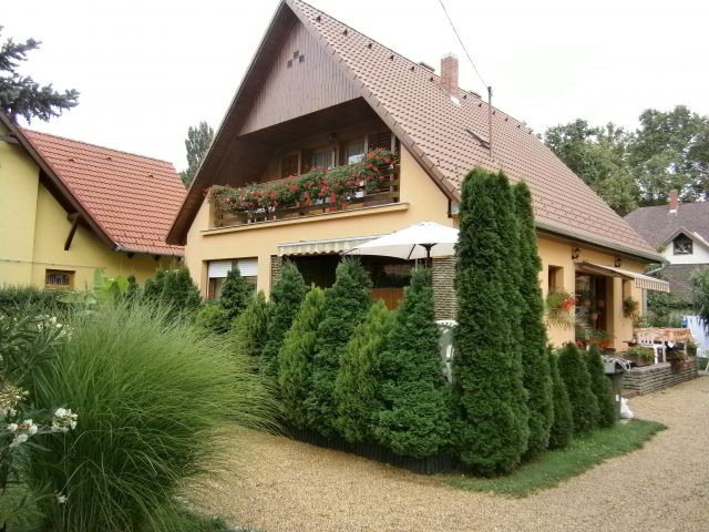 Balatonboglar - Haus-176 - Zweckmäßiges Ferienhaus mit schönem Garten bis 10 Personen, See nur ca 80m ! - für 10 Personen