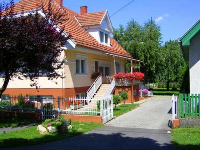 Balatonszarszo - Haus-57 - Schönes Ferienhaus mit großem Garten bis 14 Personen, seenah, alleinige Nutzung! - für 14 Personen