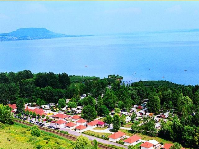 Strände am Balaton / Wasserwelt: Luftaufnahme Strand/landschaft Balatongyörök