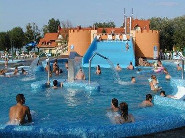 Ausflugtipps und Freizeitbeschäftigung: Der Napfeny Strand in Balatonlelle mit Spaßbad und Sandstrand