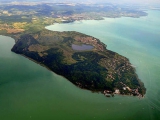 Tihany mit seiner Halbinsel einer der schönsten Ferien und Ausflugsorte am Balaton in Ungarn - Luftbild Halbinsel Tihany