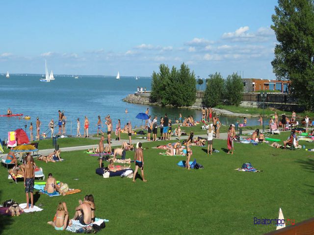 Tihany mit seiner Halbinsel einer der schönsten Ferien und Ausflugsorte am Balaton in Ungarn: Strand Tihany