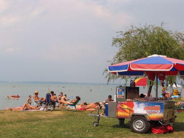 Balatongyörök ein schöner gepflegter Badeort mit vielen Ferienhäusern: Strandbereich Balatongyörök