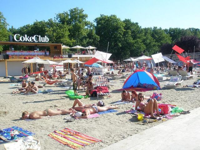 Siofok für viele der Ballermann des Ostens für andere ein beliebter Ferienort mit 1A Infrastrucktur: Coca Cola Beach House Siofok