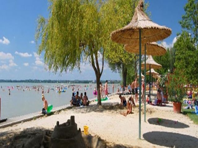 Plattensee-Reisen - Ungarn Ortschaften Informationen - Gyenesdias Idealer Ferienort für Familien mit Teil Sandstrand, vielen Angeboten rund um den Urlaub
