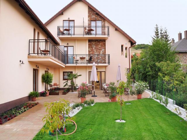 Tihany: Neuwertiges Appartementhaus in Tihany mit Pool und Klima,W-Lan in schöner Lage bis max.20 Pers. - Unterkünfte in Ungarn am See