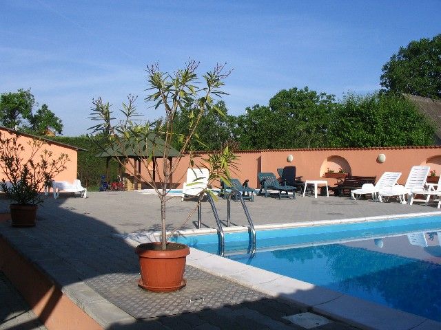 Siofok: Ferienhaus/Apartmananlage  mit Poolbereich bis 32 Personen, See und zentrumsnah! - 