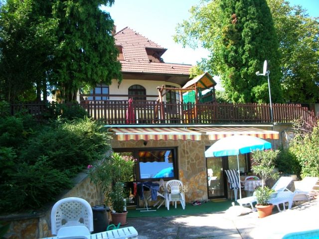 Balatonszarszo: Appartementhaus mit großem Pool seenah gelegen bis max 22 Personen - Haus am See in Ungarn