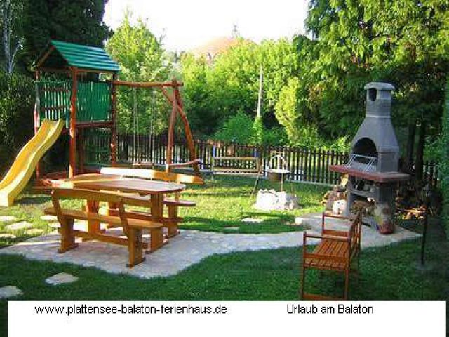 Balatonszarszo: Appartementhaus mit großem Pool seenah gelegen bis max 22 Personen - Unterkünfte am Plattensee